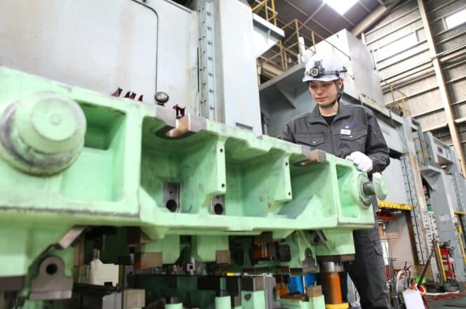 プレス作業。金型の調整。