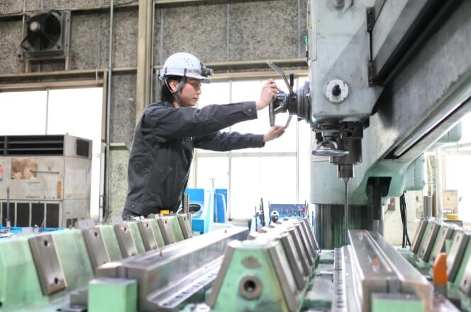 ラジアルでのノック入れ作業