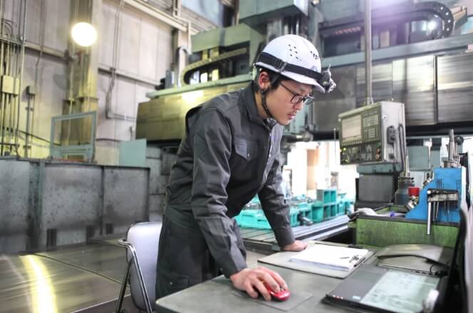 プレス作業。金型の調整。